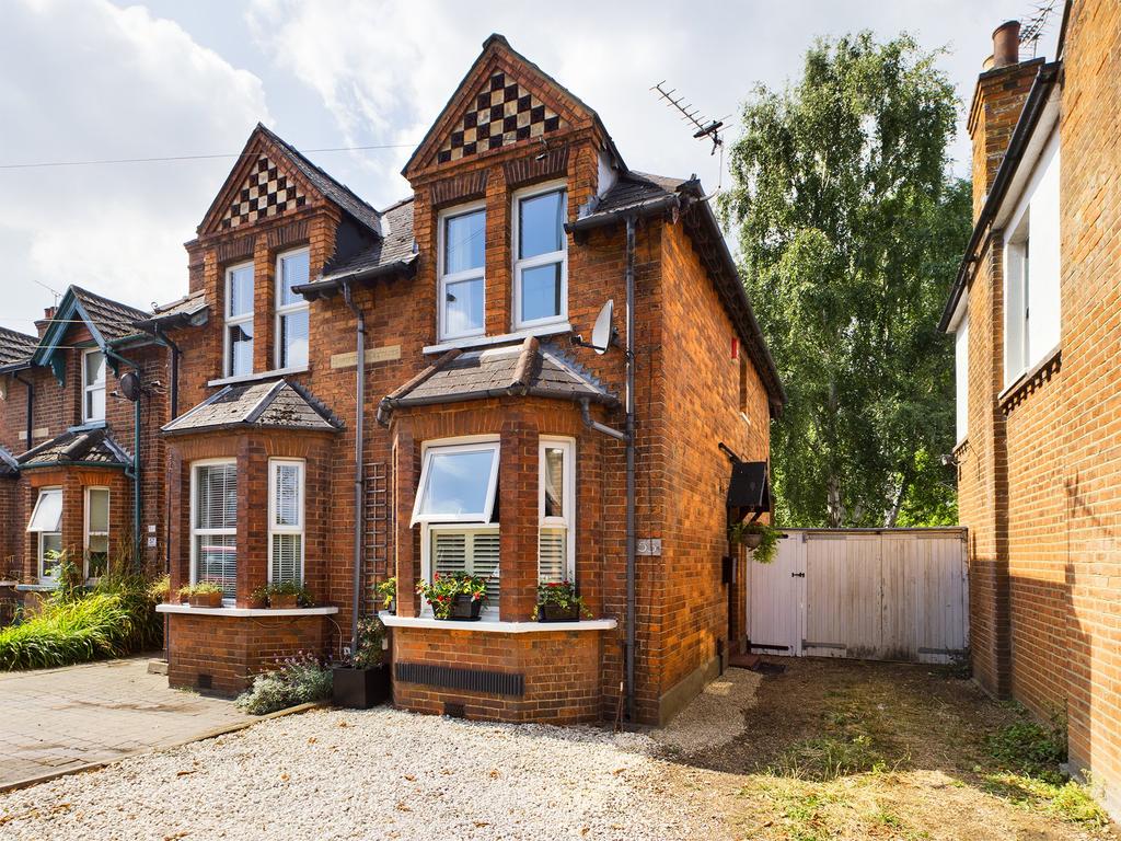 New Haw Road, Addlestone, Surrey, KT15 2 bed semidetached house £399,950