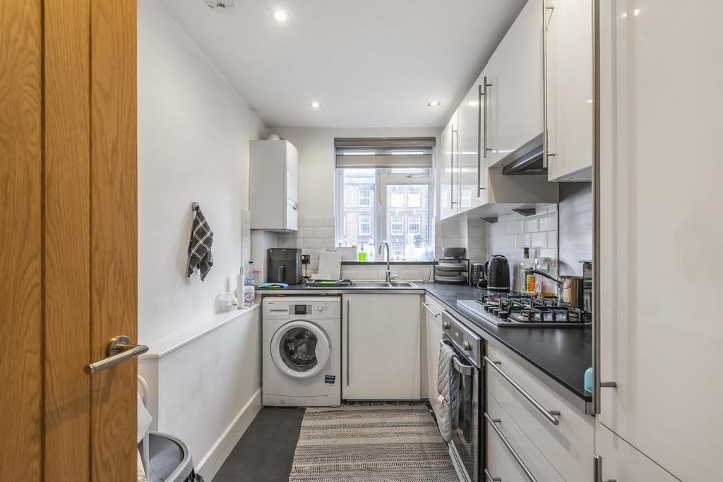 Streatham High Road, Streatham 1 bed flat £300,000