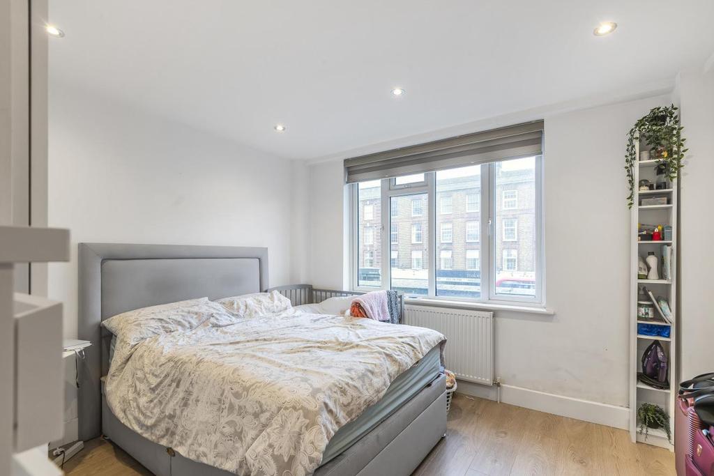 Streatham High Road, Streatham 1 bed flat £300,000