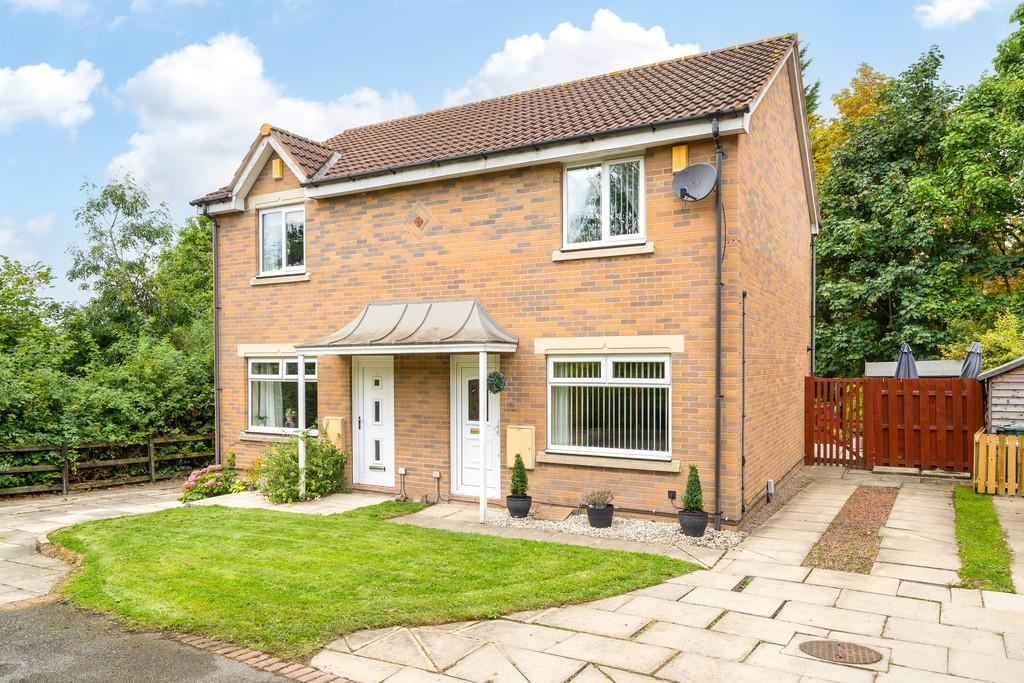 Lansdowne Close, Batley 2 bed semidetached house £165,000