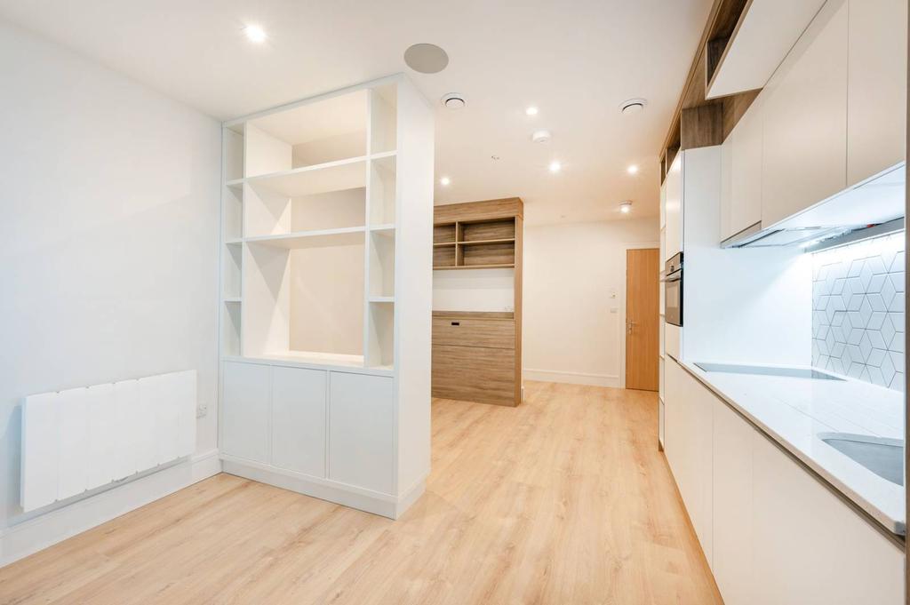 Coombe Hill House, Raynes Park, SW20 Studio £250,000