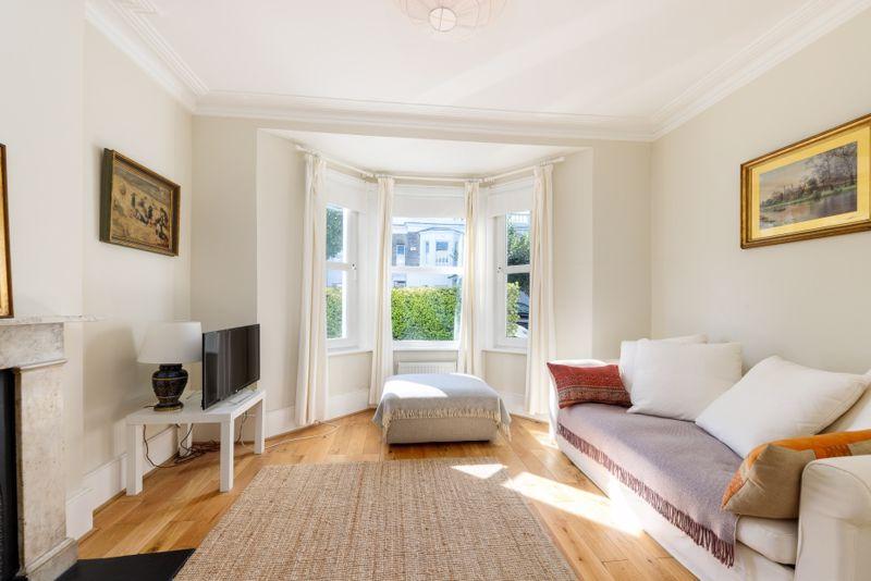 St Elmo Road W12 2 bed ground floor flat £2,145 pcm (£495 pw)