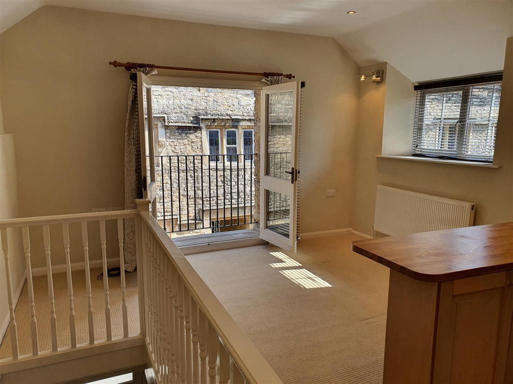 Coxwell Street Cirencester GL7 2BH 1 bed coach house £825 pcm (£