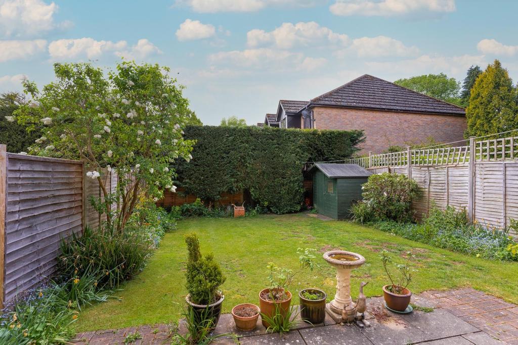 Lollards Close, Amersham, Buckinghamshire, HP6 5JL 3 bed semidetached