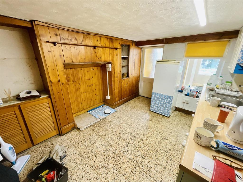 Sandy Road, Llanelli 2 bed terraced house £138,000