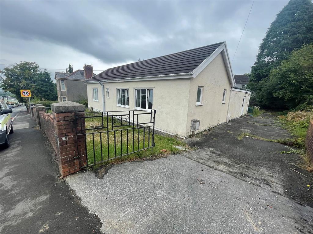 Heol Llanelli, Trimsaran, Kidwelly 3 bed detached bungalow £225,000