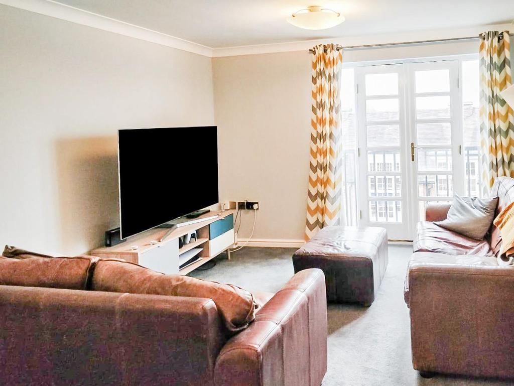 Martinique Square, Warwick 2 bed apartment £895 pcm (£207 pw)