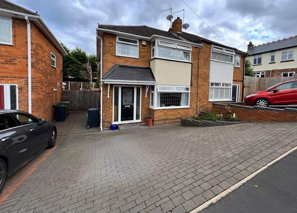 Maypole Drive, Stourbridge, DY8 3TZ 3 bed semidetached house for sale