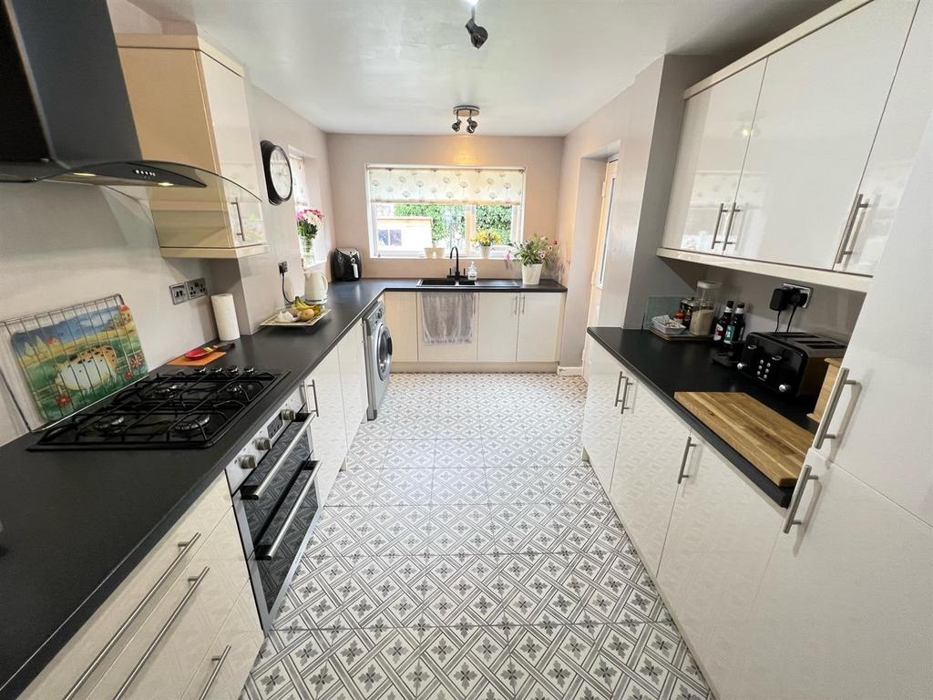 Maypole Drive, Stourbridge, DY8 3TZ 3 bed semidetached house £280,000