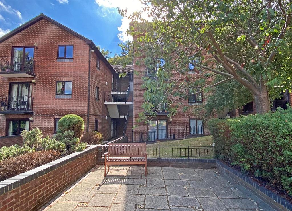 Mill Street, Redhill 3 bed flat £325,000