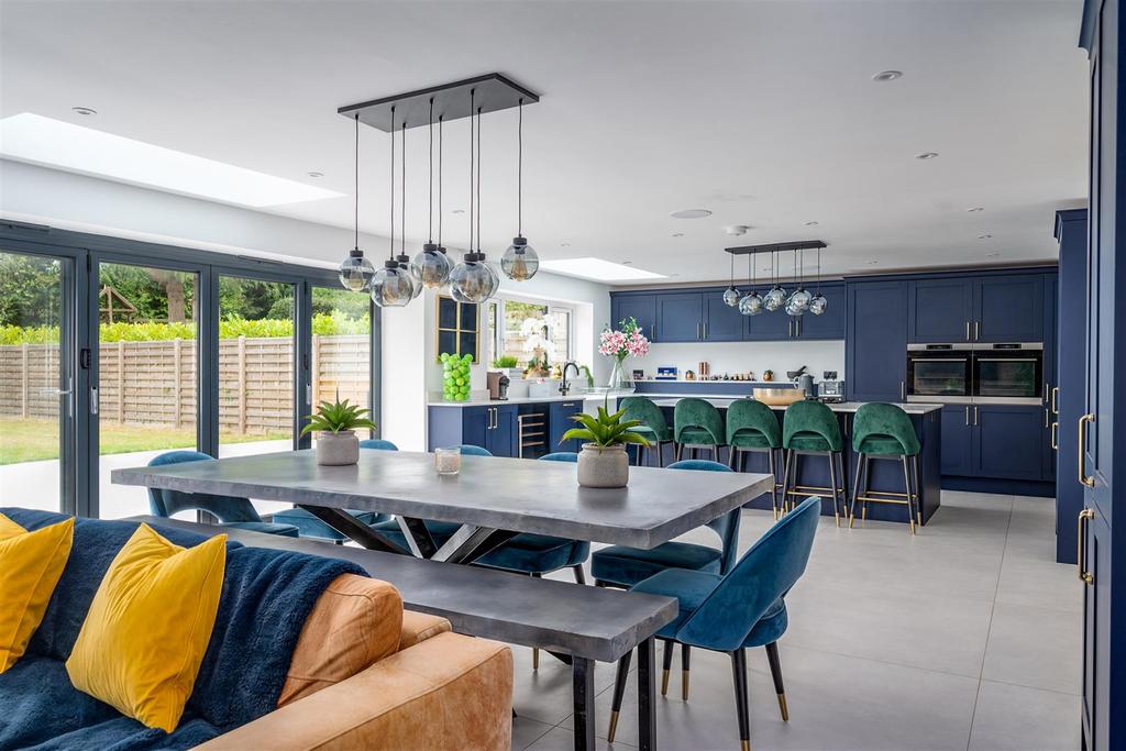 2 Kitchen.jpg