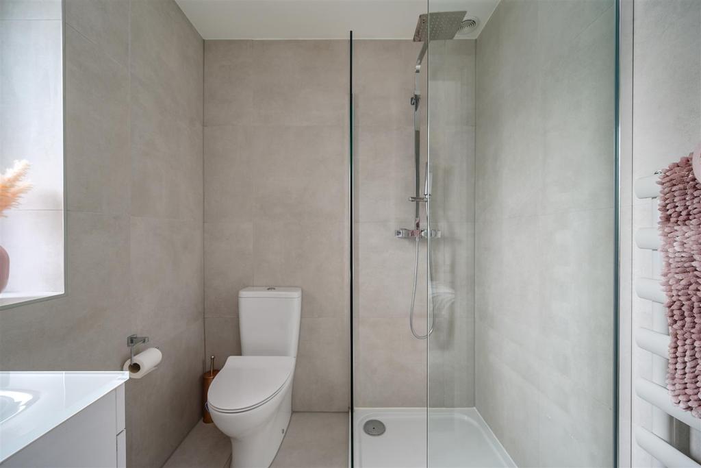 15 Ensuite.jpg