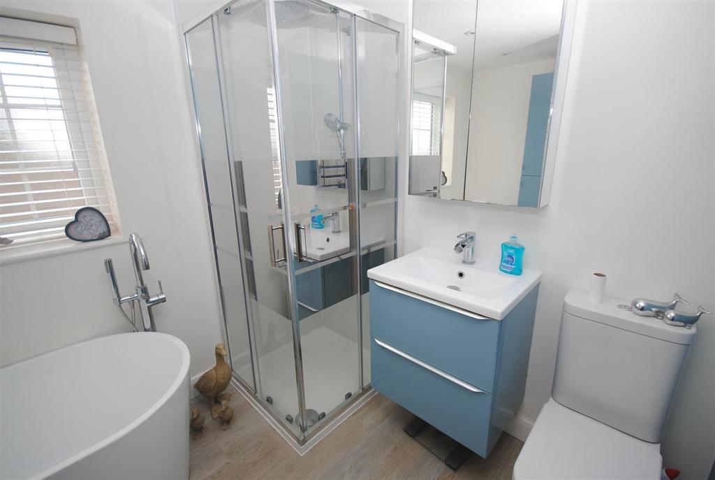 44kingedwardave BATHROOM.JPG