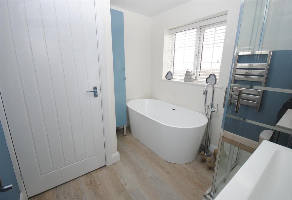 44kingedwardave BATHROOM2.JPG