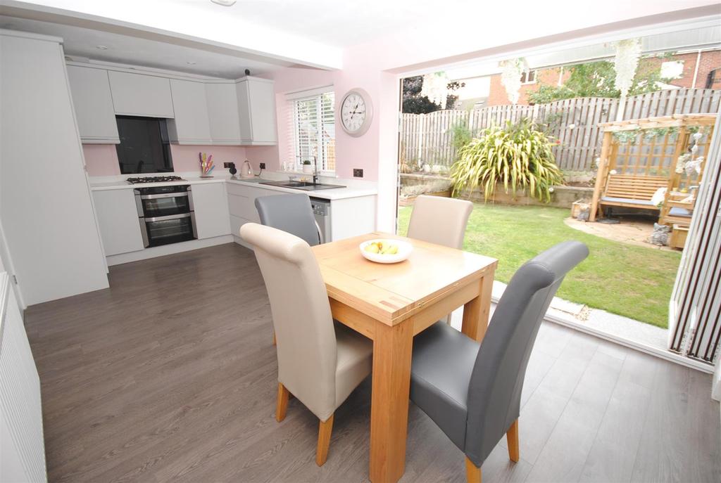 44kingedwardave KITCHEN.JPG