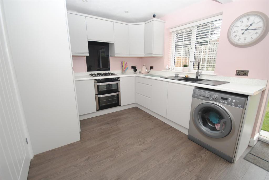 44kingedwardave KITCHEN2.JPG