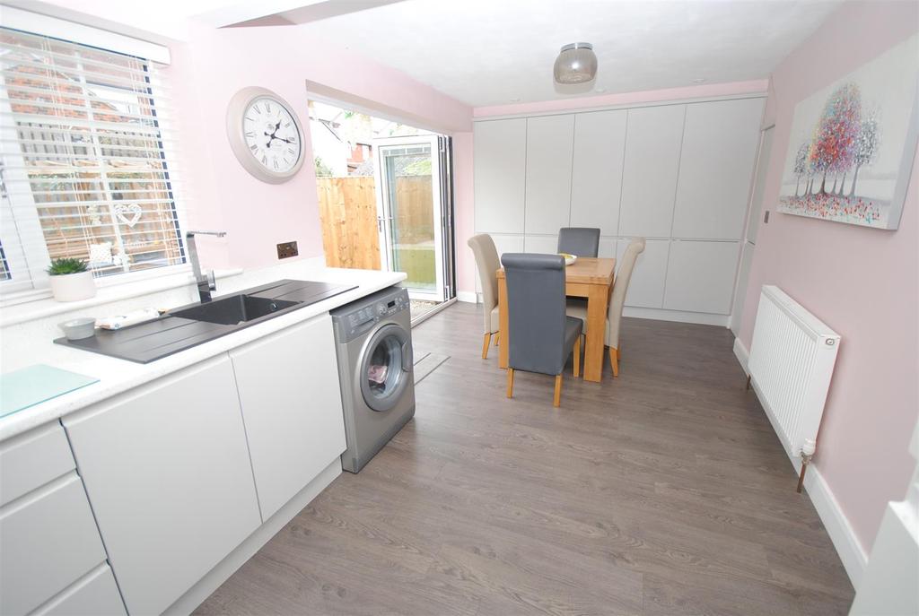 44kingedwardave KITCHEN3.JPG