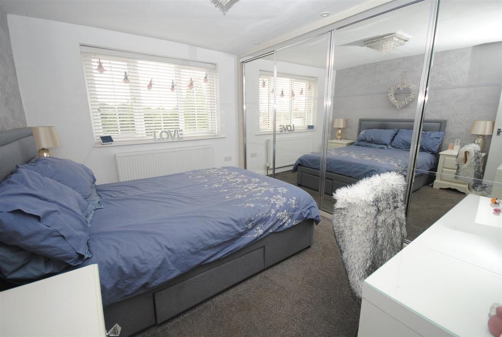 44kingedwardave BED1.JPG