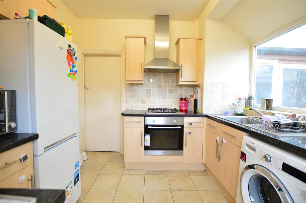 Midcroft, Slough 3 bed semidetached house £1,600 pcm (£369 pw)