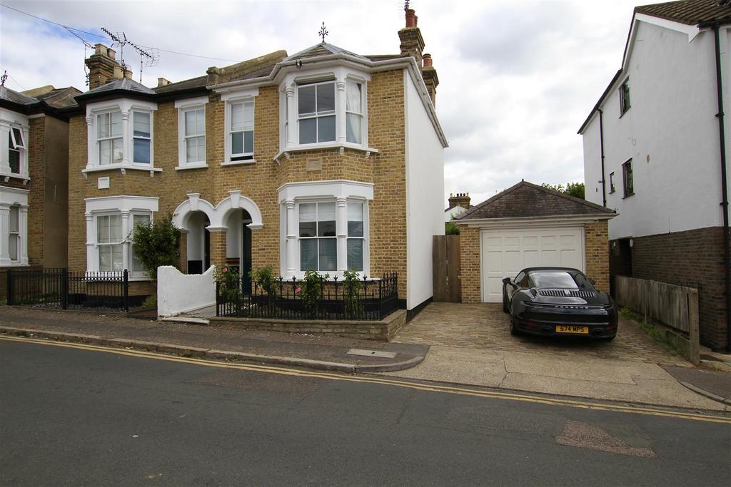 Seaview Road, LeighOnSea 3 bed semidetached house £2,500 pcm (£577 pw)
