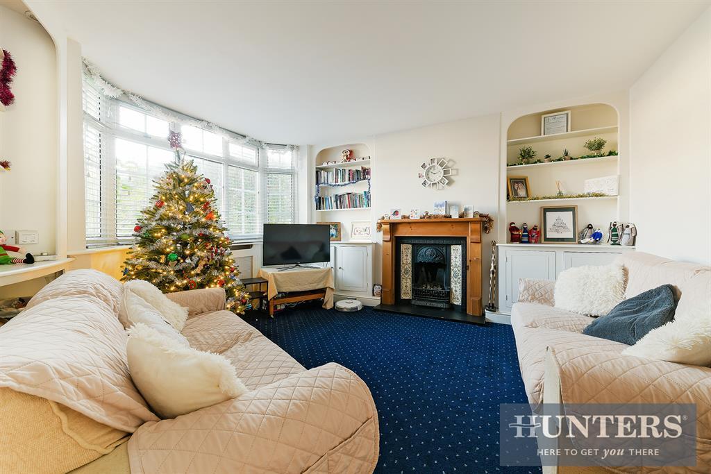 Broadmead Avenue, Worcester Park, KT4 3 bed semidetached house £750,000