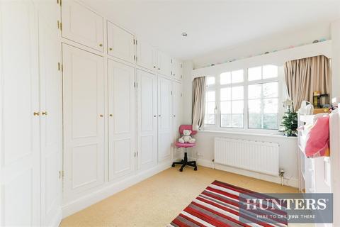 41 Broadmead Avenue, Worcester Park, KT4 7SN