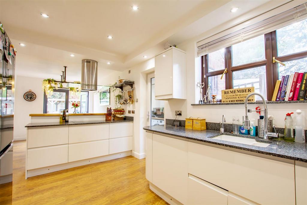 Kitchen Diner (2)-HDR copy.jpg