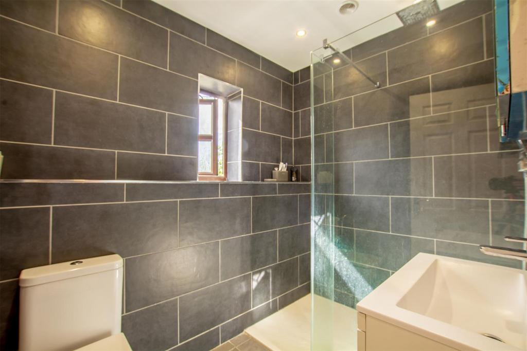 En-Suite (2)-HDR copy.jpg