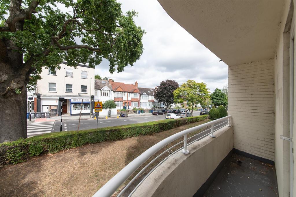 Bell Lane, Hendon, London 2 bed flat £425,000