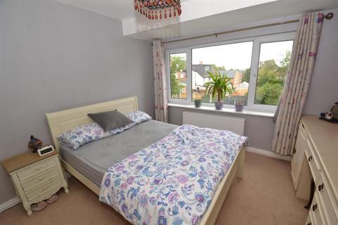 1 Highlands Close, Bradford, BD7 4BL
