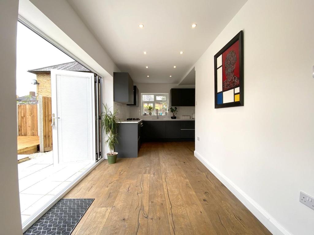 Keynsham Road, Morden, Sutton, SM4 6NL 3 bed end of terrace house £
