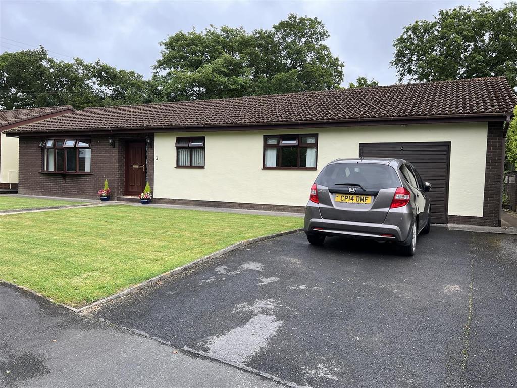 Woodlands Park, Ammanford 3 bed detached bungalow £285,000