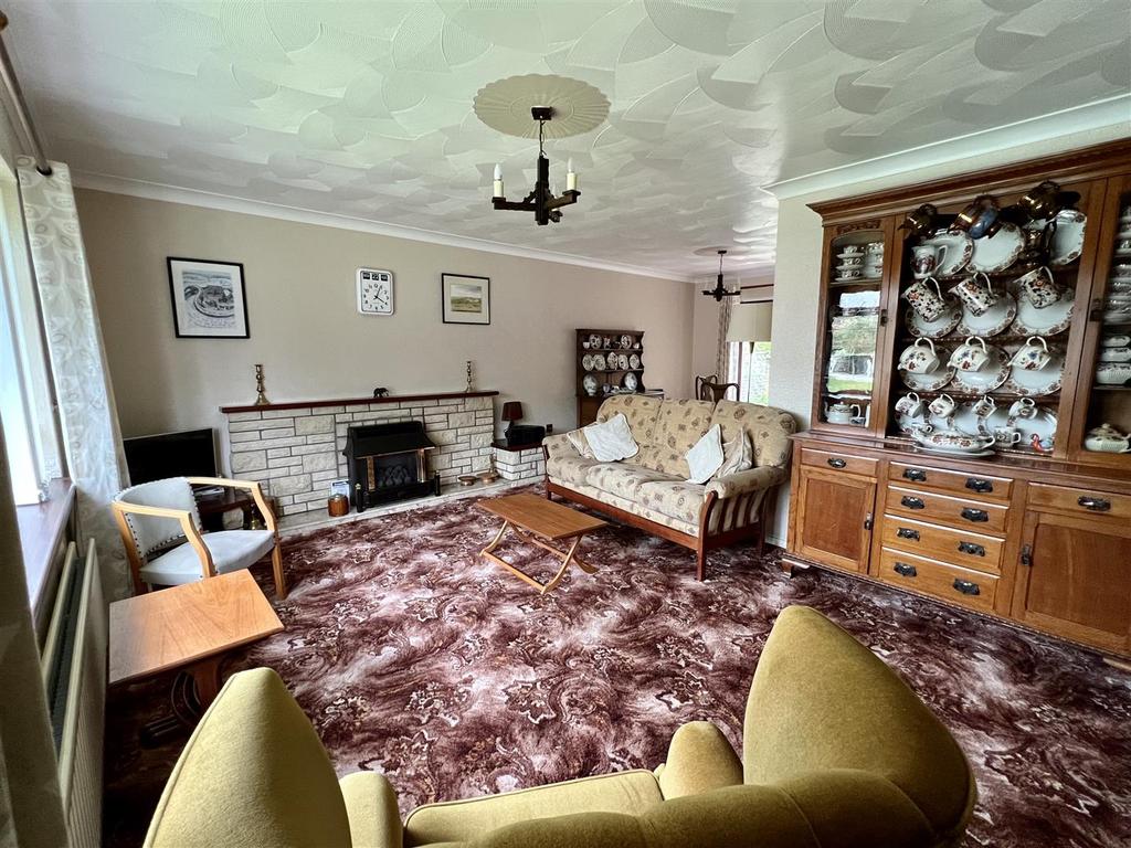 Woodlands Park, Ammanford 3 bed detached bungalow £285,000