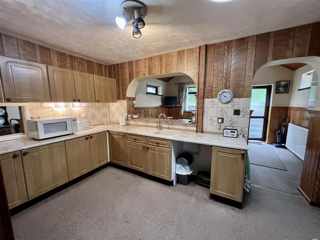 Woodlands Park, Ammanford 3 bed detached bungalow £285,000