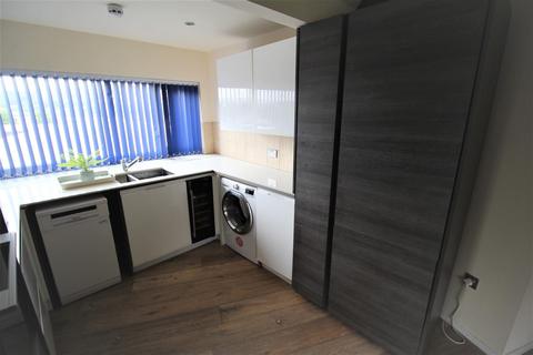 2 bedroom apartment to rent - Leeds Road, Shipley