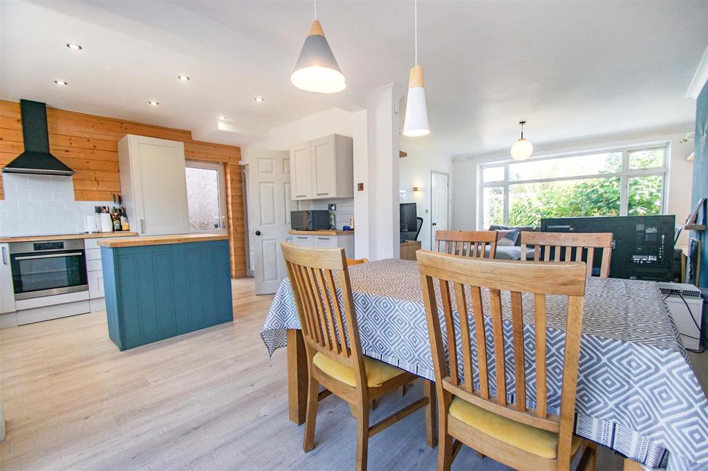 Kenilworth Road, Cubbington... 3 bed semidetached house £425,000