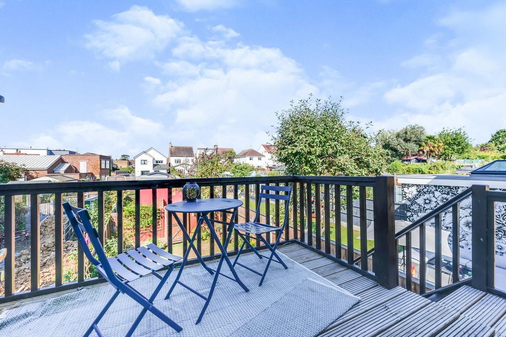 Marine Avenue, Leighonsea, SS9 2 bed flat £1,200 pcm (£277 pw)