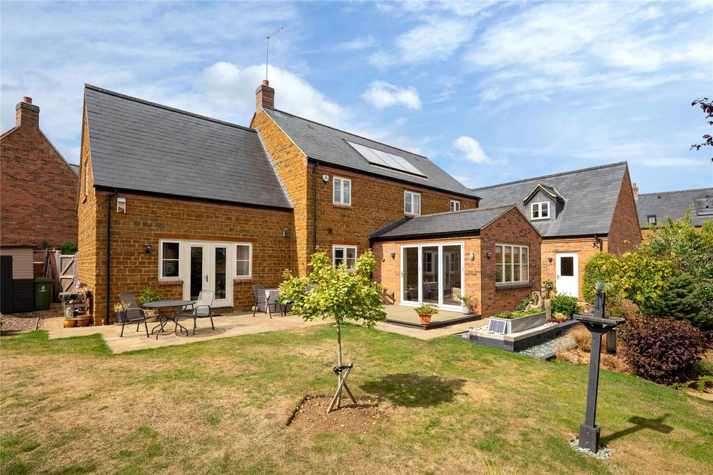 Glassthorpe Lane, Harpole, Northampton, NN7 5 bed detached house for