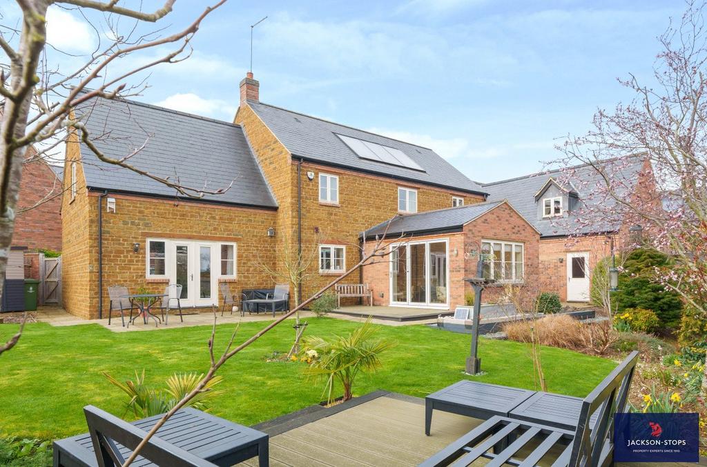 Glassthorpe Lane, Harpole, Northamptonshire, NN7 5 bed detached house