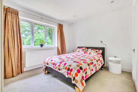 14 Oatlands Close, Weybridge, KT13 9ED