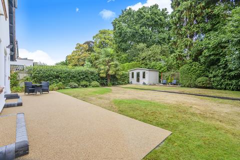 14 Oatlands Close, Weybridge, KT13 9ED