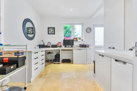 14 Oatlands Close, Weybridge, KT13 9ED