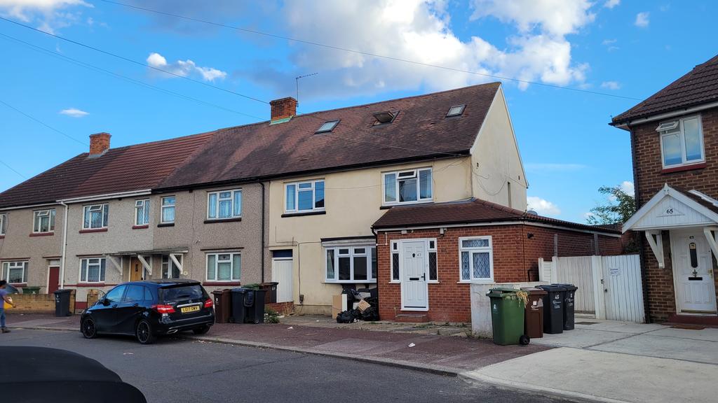 Bell Farm Avenue, Dagenham, Essex RM10 1 bed in a house share £700