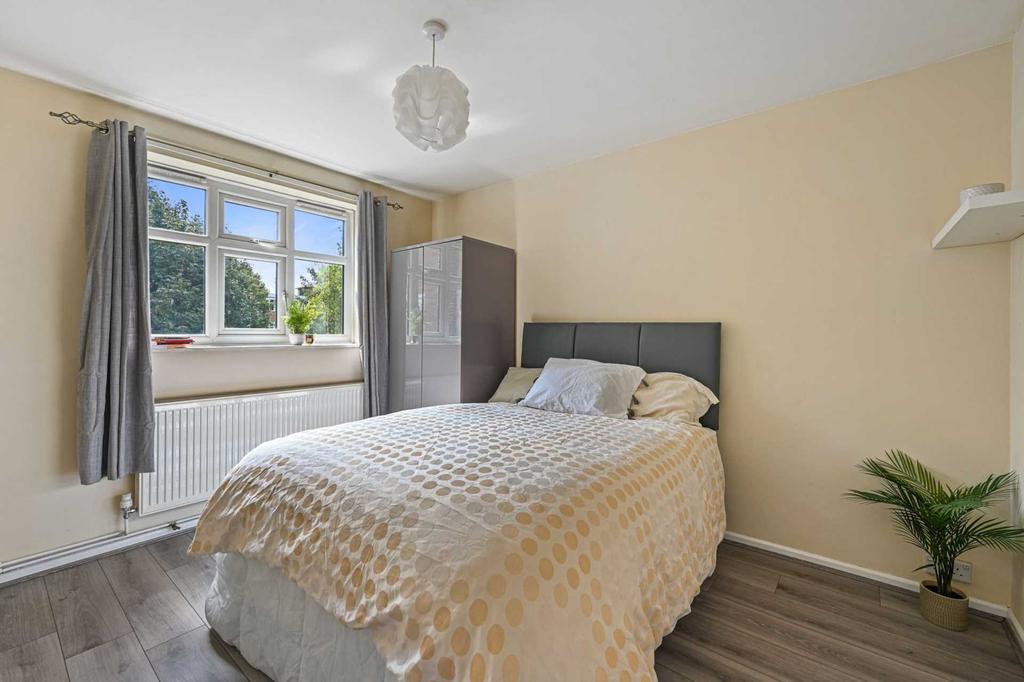 Harlings Court, Burns Road, Battersea 1 bed flat £1,400 pcm (£323 pw)