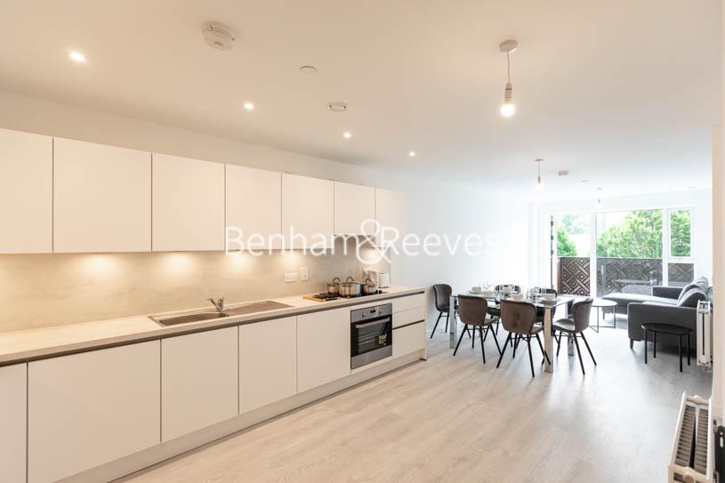 East Acton Lane, Ealing W3 3 bed apartment £2,700 pcm (£623 pw)