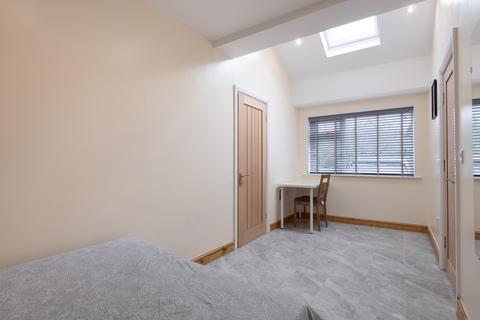 Studio to rent, Kirklands, Sale M33