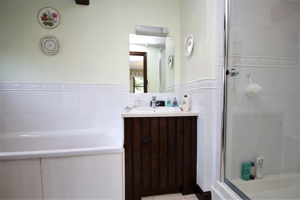 Ensuite to Bed 1