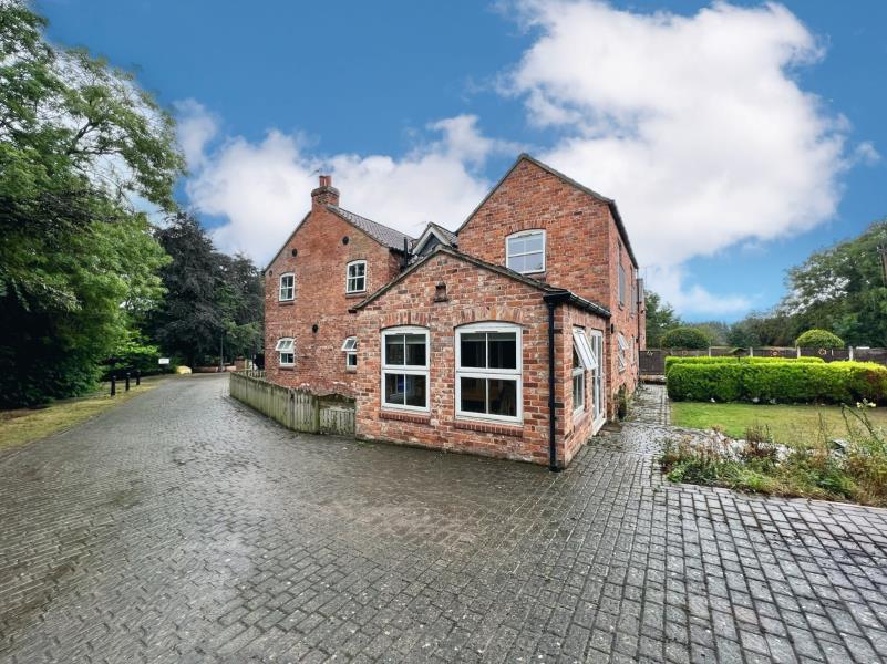 Albion Mill Cottages, Albion Lane, Willerby, HU10 6DN 3 bed semi