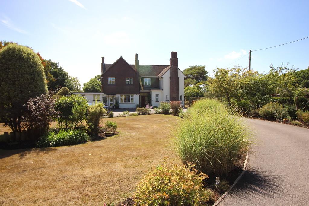 Wootton 4 bed farm house - £3,950 pcm (£912 pw)