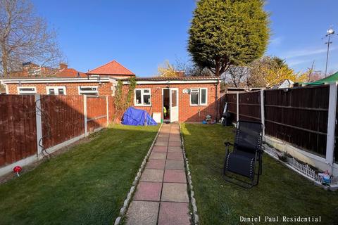 7 The Warren, Hounslow, TW5 0JW